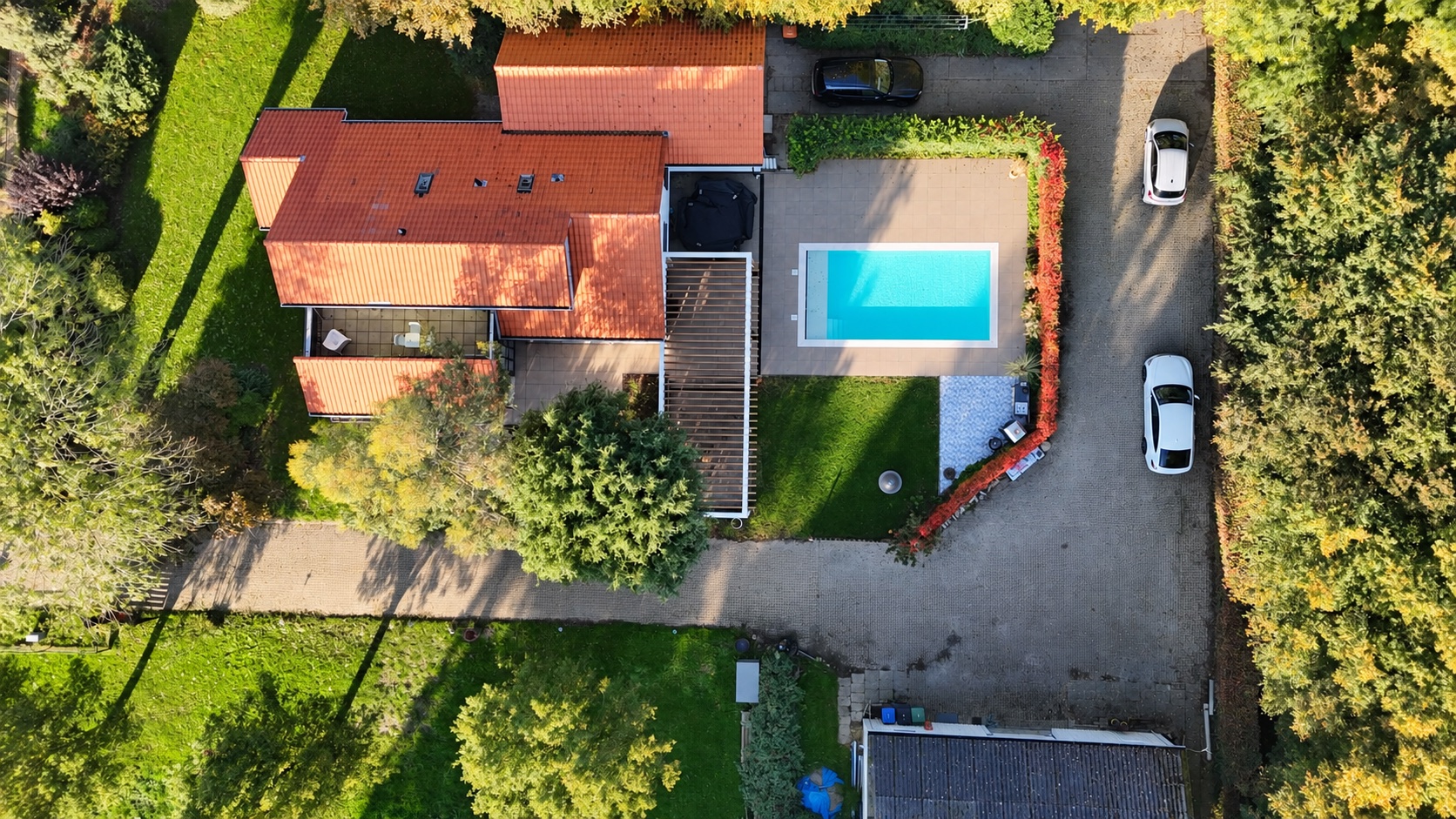 Bovenaanzicht van het zwembad, de woning en de tuin in Dronten.