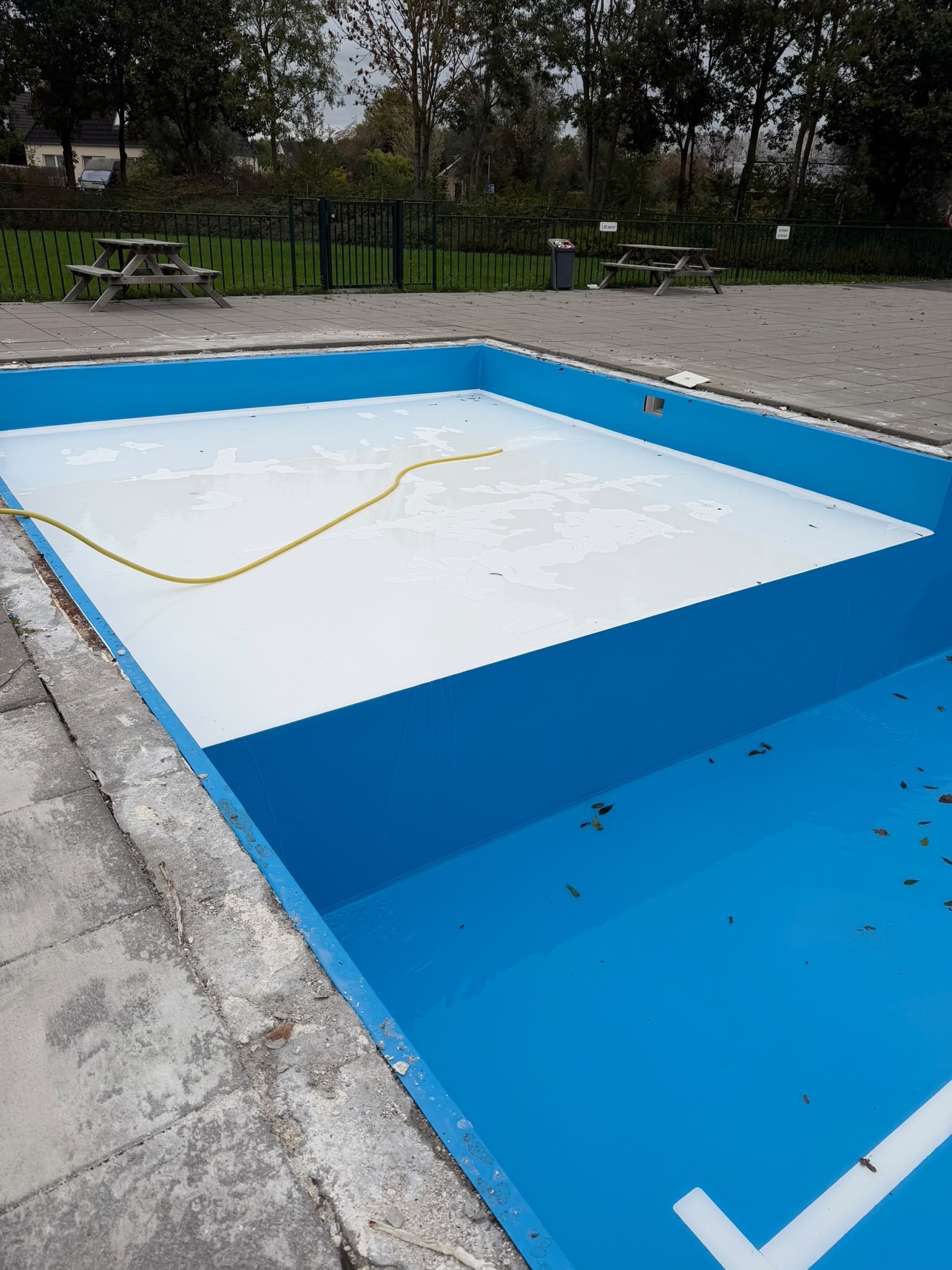 Het ondiepe plateau naast het diepere zwembadgedeelte tijdens de renovatie in Zeewolde.
