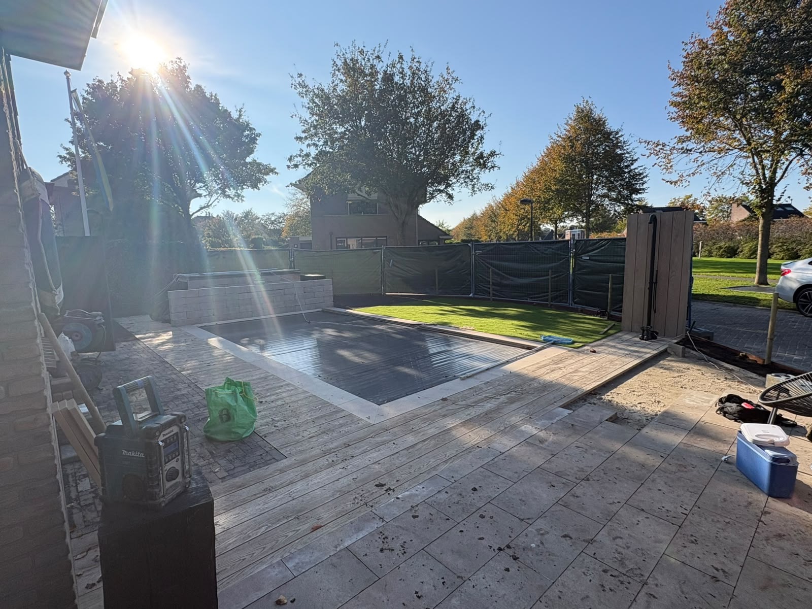 Gesloten lamellenafdekking op het zwembad tijdens de aanleg in Dronten.
