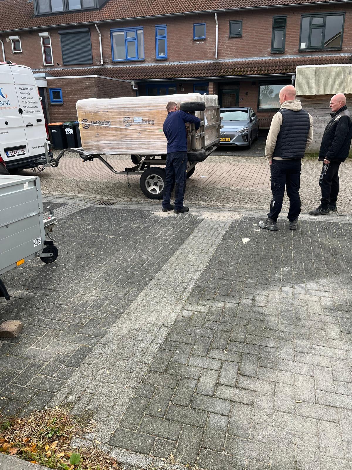 Aanvoer van de verpakte spa bij de woning in Lelystad.