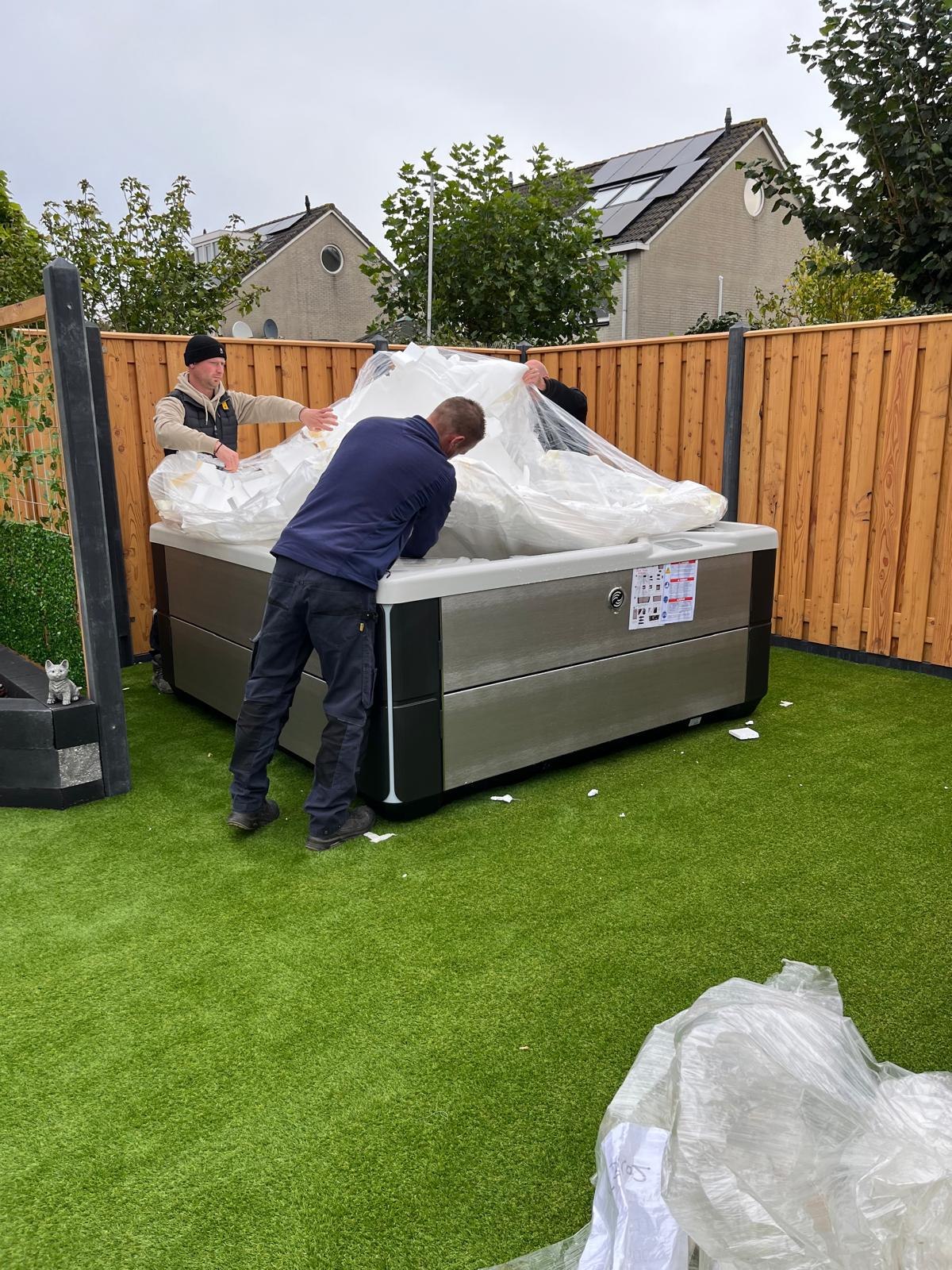 Uitpakken van de spa in de tuin in Lelystad.