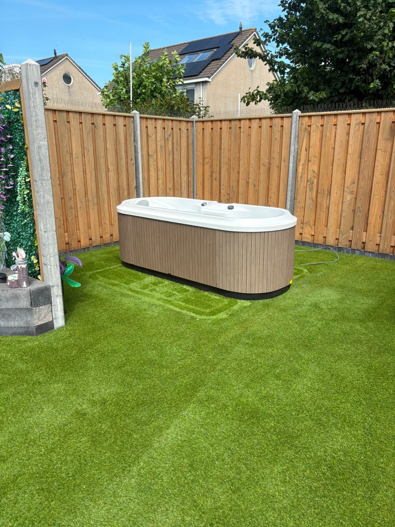 Overzicht van de loveseater-spa op het kunstgras in Lelystad.