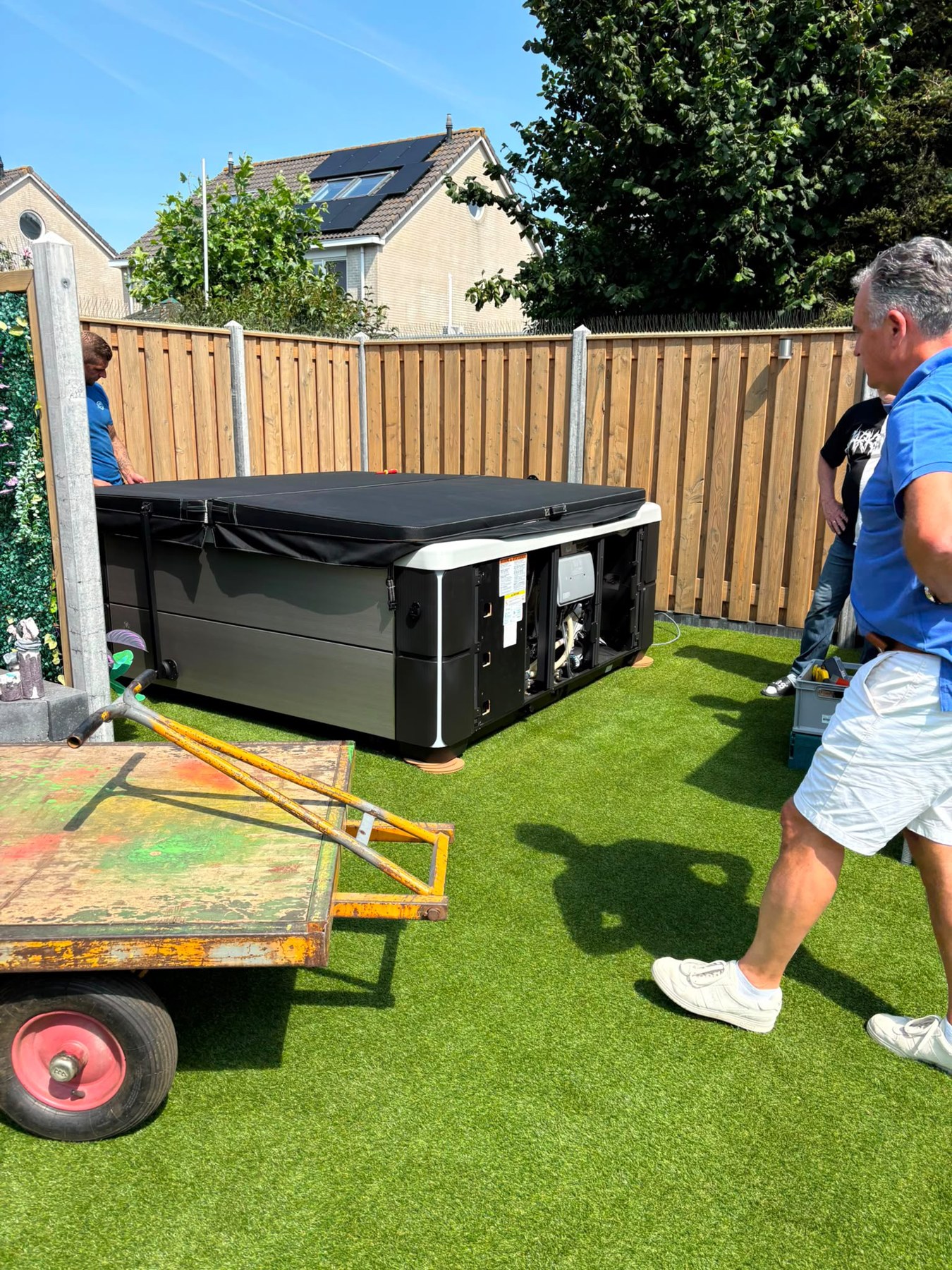 Werkzaamheden op locatie in Lelystad met een spa en transportmateriaal.