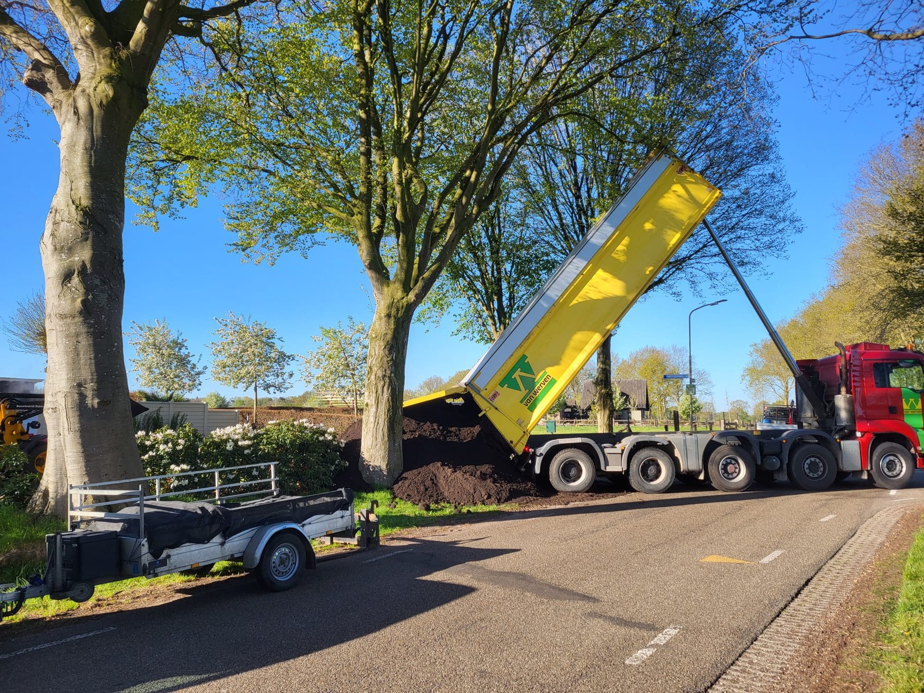 Grondwerkzaamheden op locatie bij het zwembadproject in Doornspijk.