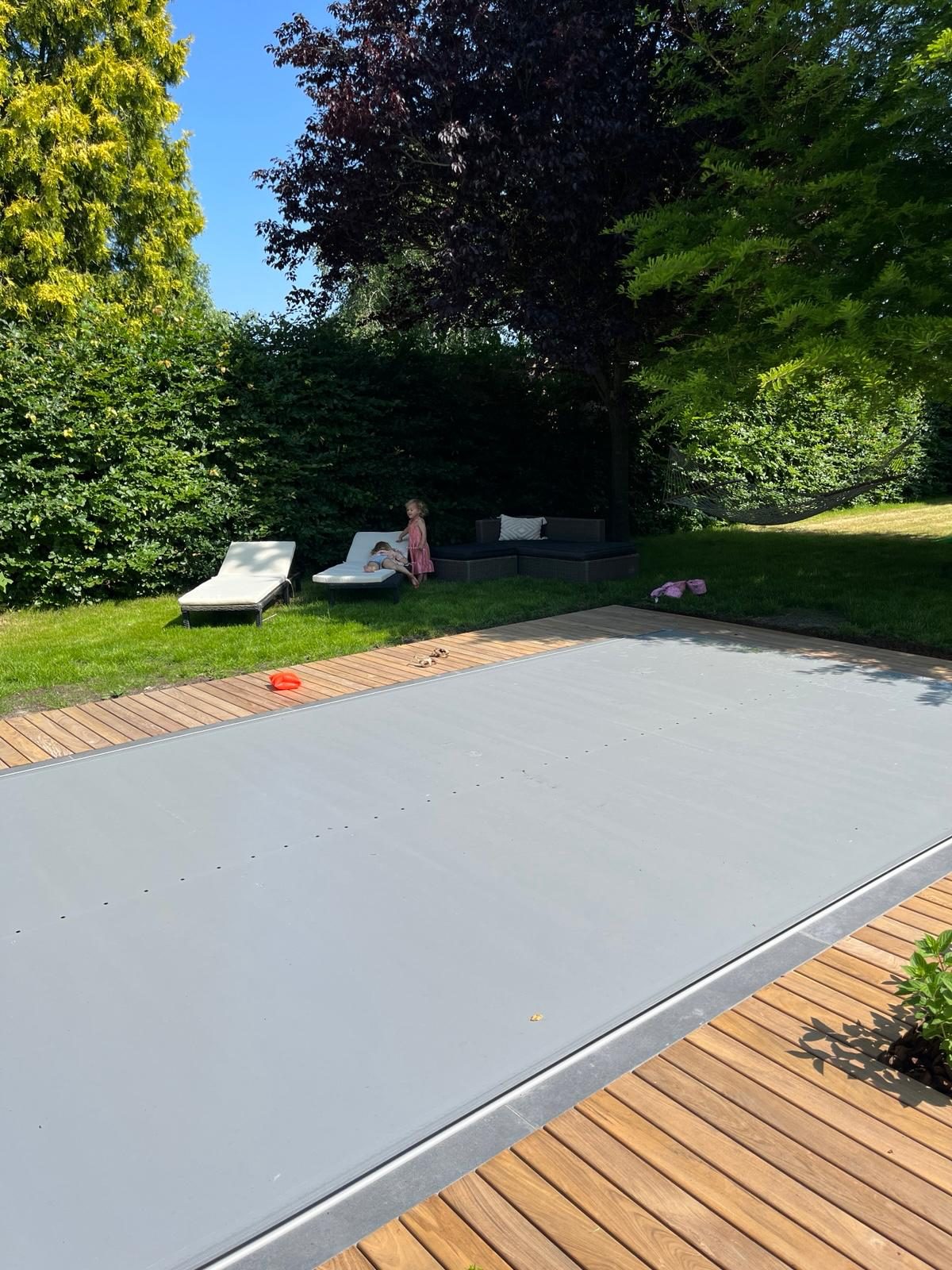 Afgedekt zwembad met houten terras in een groene tuin in Oosterblokker. · foto 2