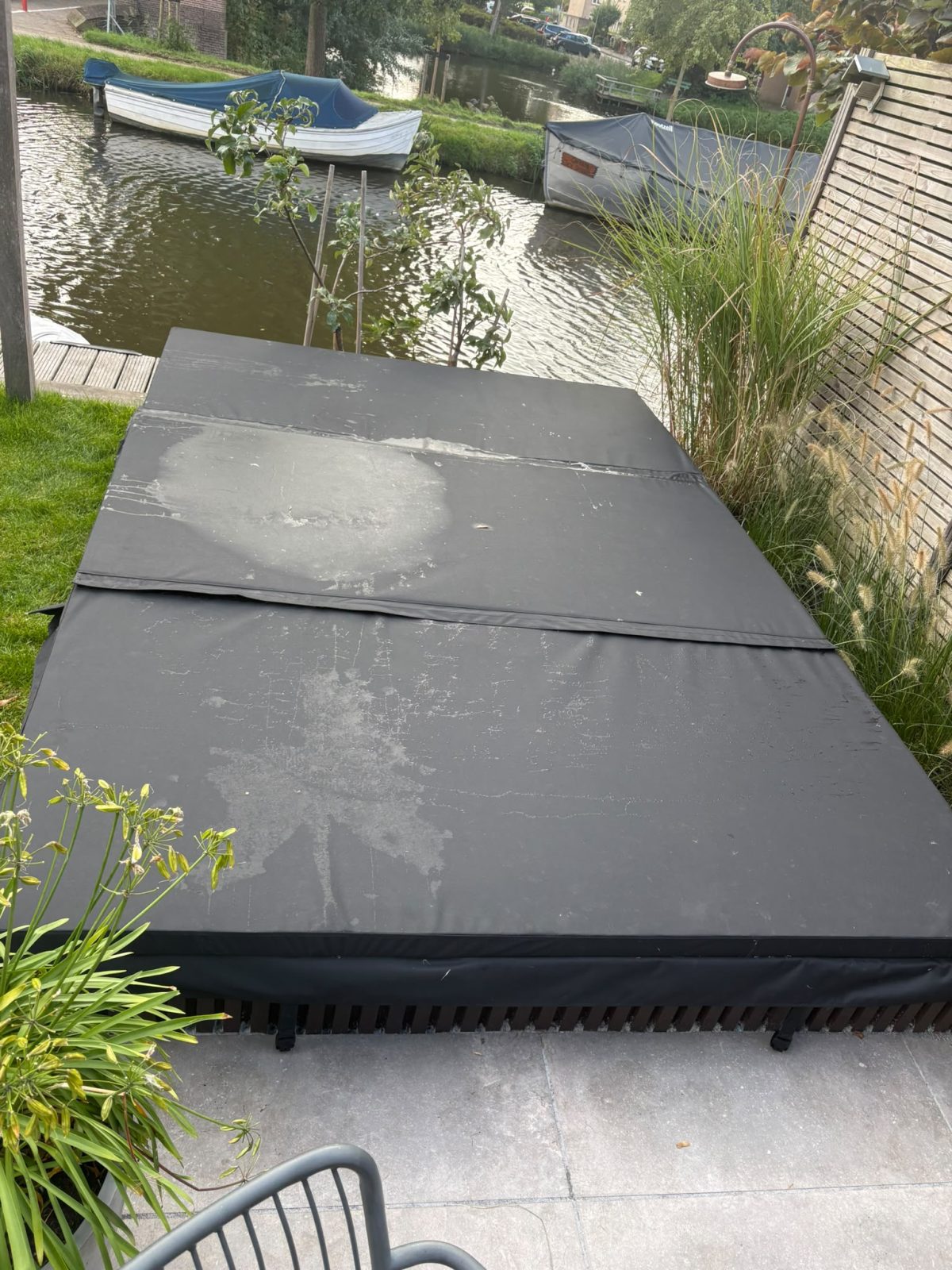 Afgedekte minipool naast het terras in een tuin aan het water in Zoeterwoude Rijndijk. · foto 7