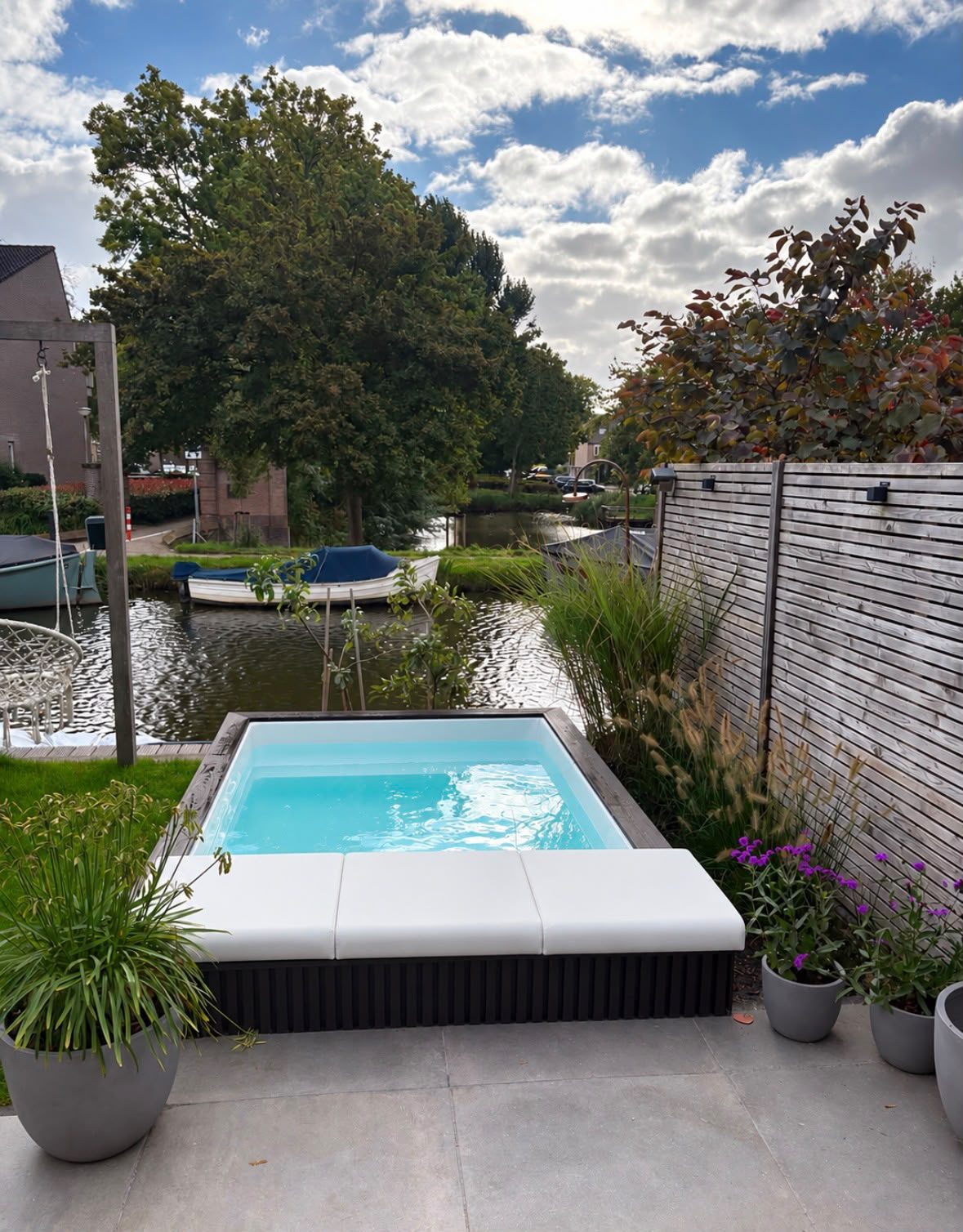 Open minipool met lichte rand en donkere buitenbekleding in Zoeterwoude Rijndijk. · foto 3