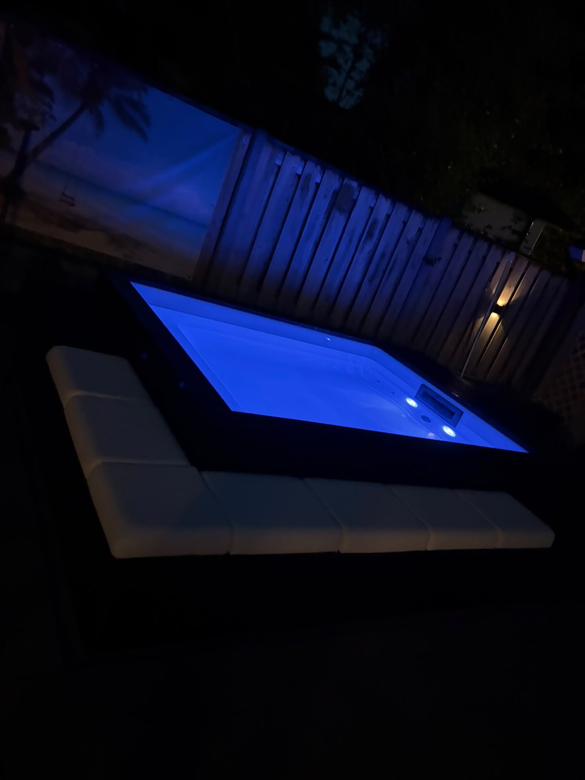 Minipool PRO in Biddinghuizen bij avond met blauwe onderwaterverlichting.
