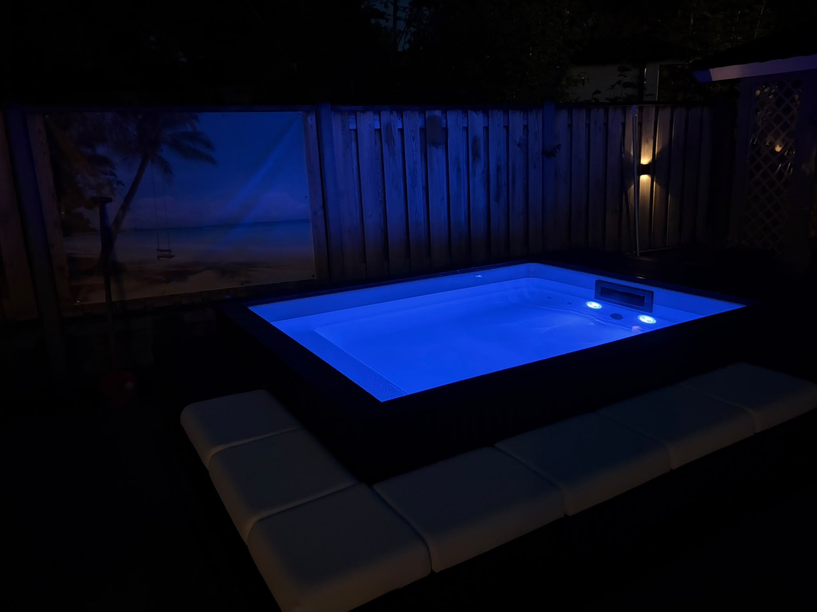 Minipool PRO in Biddinghuizen bij avond met blauwe onderwaterverlichting.