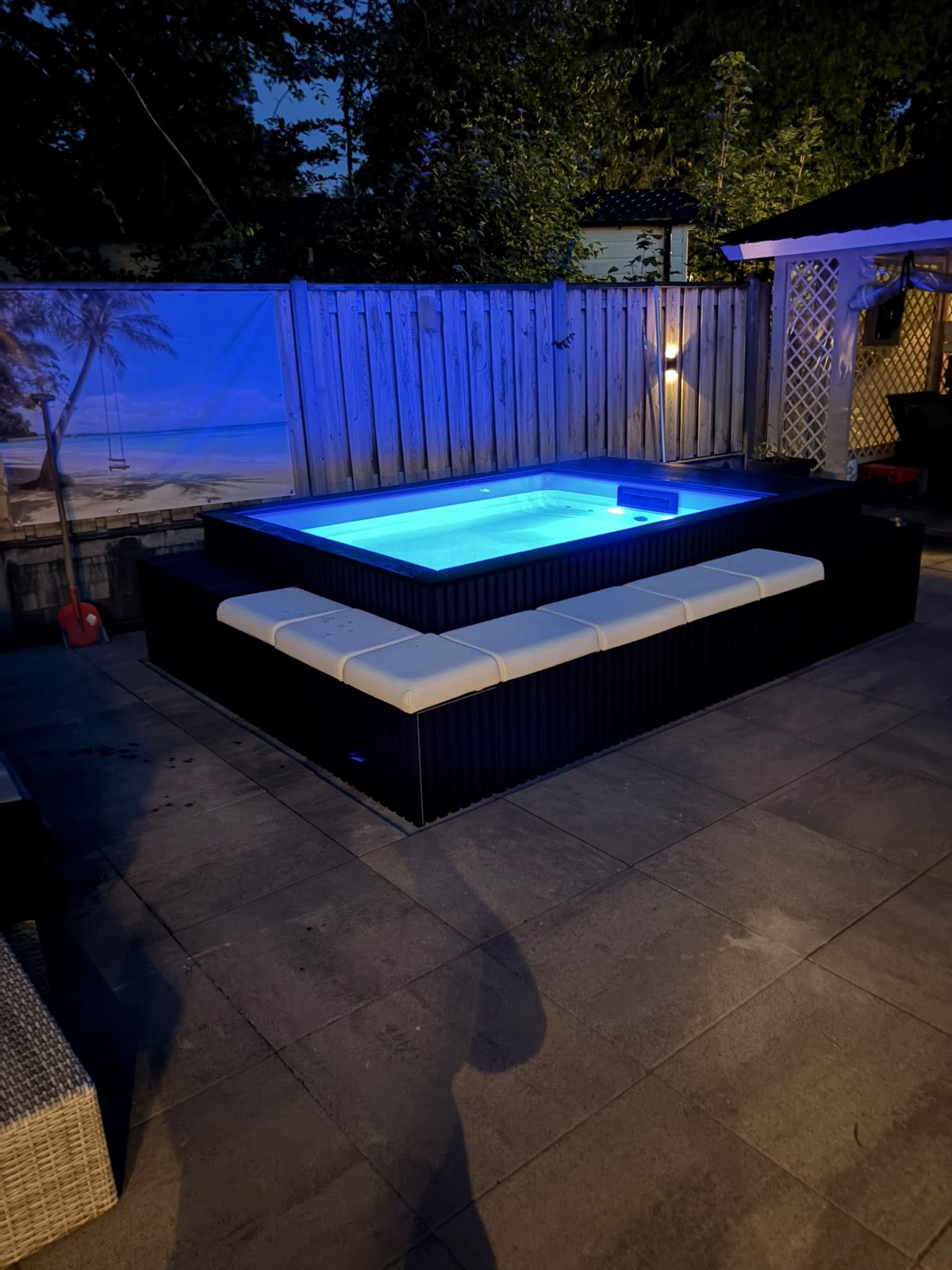 Minipool PRO in Biddinghuizen bij avond met lichtblauwe onderwaterverlichting.
