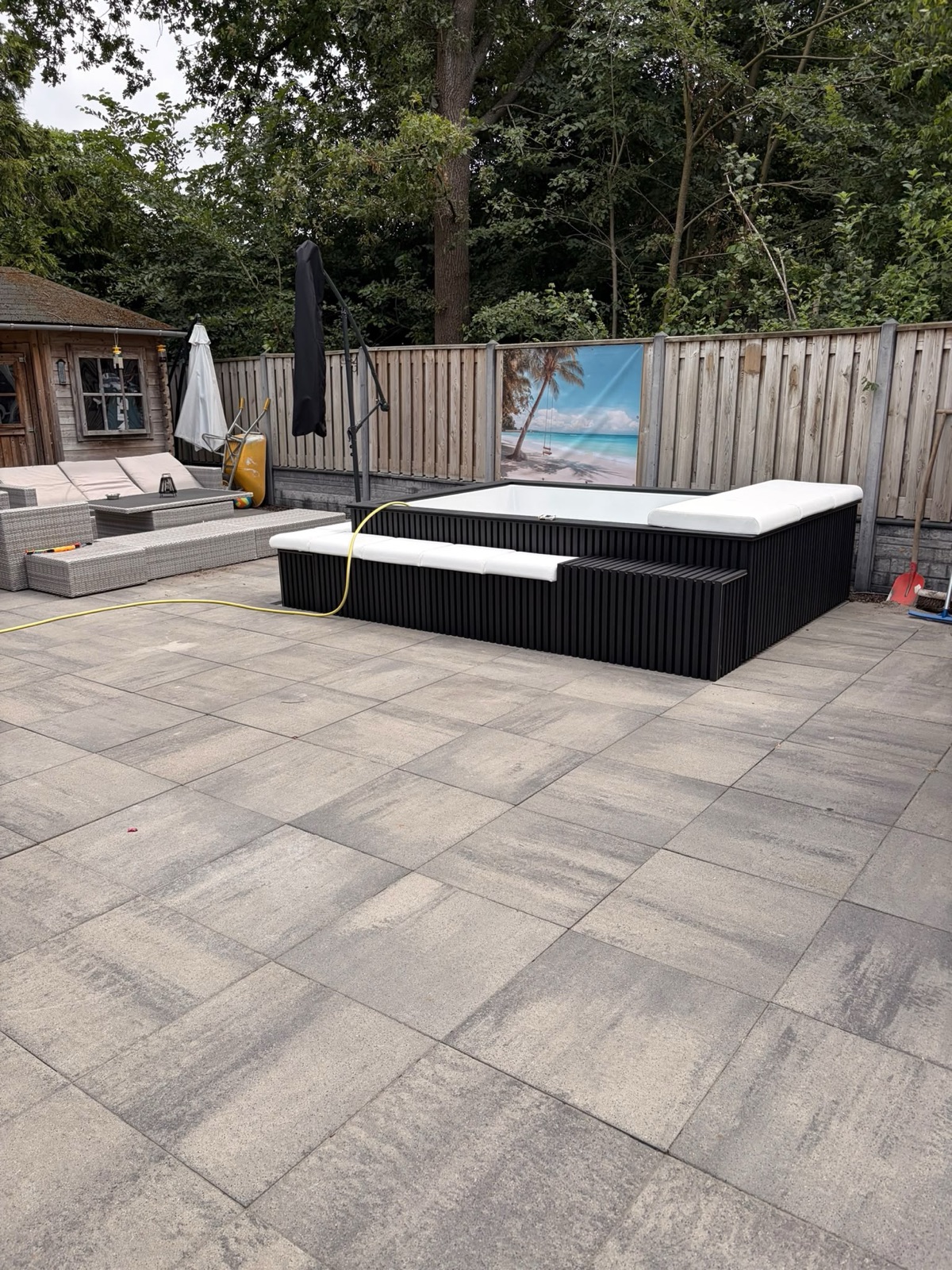 Overzicht van het terras met de Minipool PRO in Biddinghuizen.