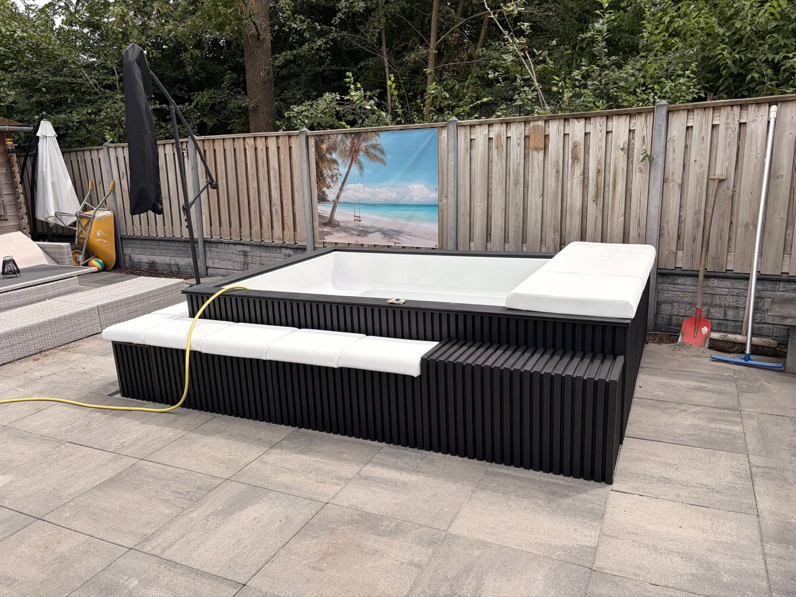 Minipool PRO in Biddinghuizen, met witte binnenzijde en zitruimte rondom.