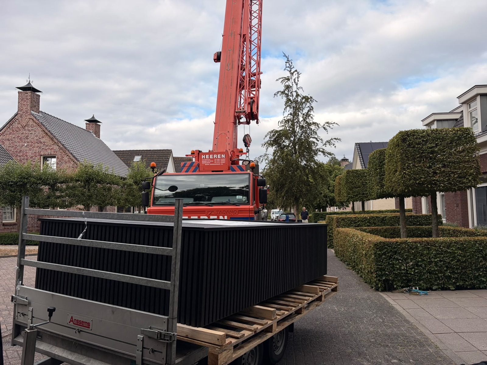 Aanvoer van de minipool in Ossendrecht op een aanhanger bij de hijskraan.