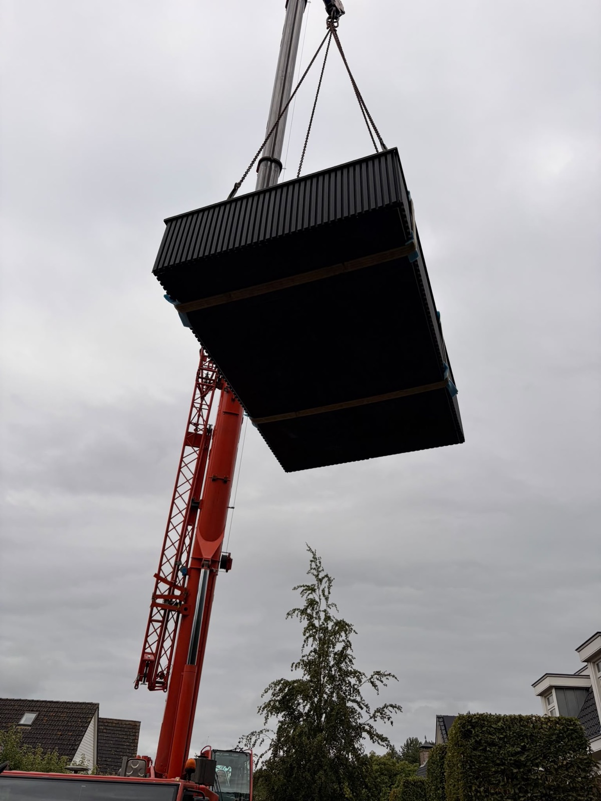De minipool wordt in Ossendrecht met een kraan gehesen.
