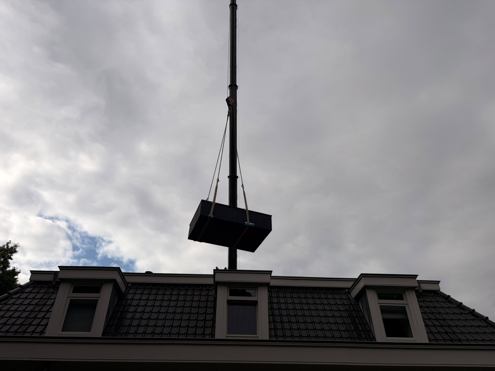 Hijswerkzaamheden voor de minipool boven de woning in Ossendrecht.